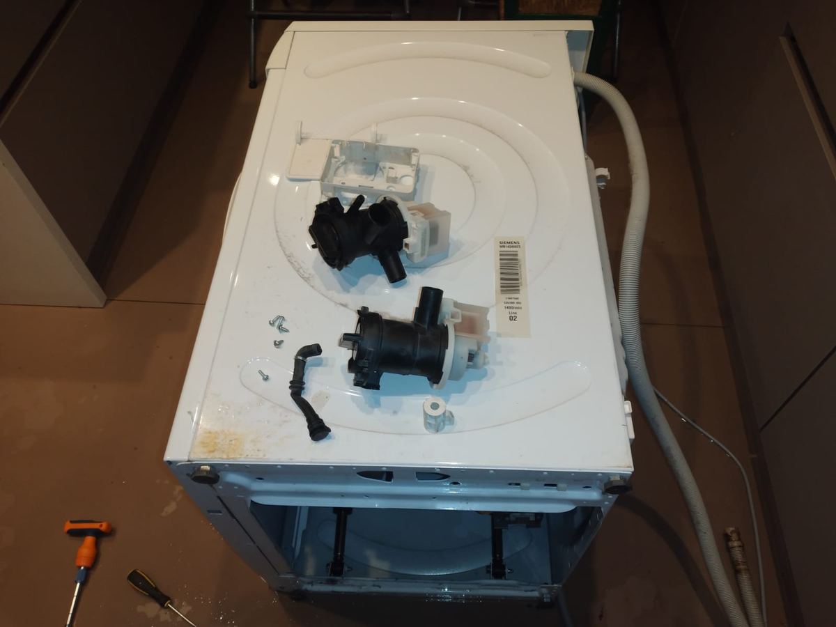 Lavadora Siemens desmontada, motor y bombas a la vista