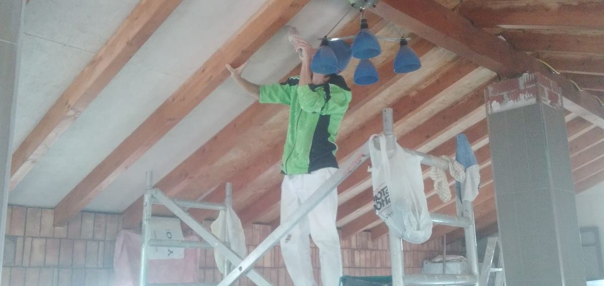 Trabajo en techo con vigas de madera