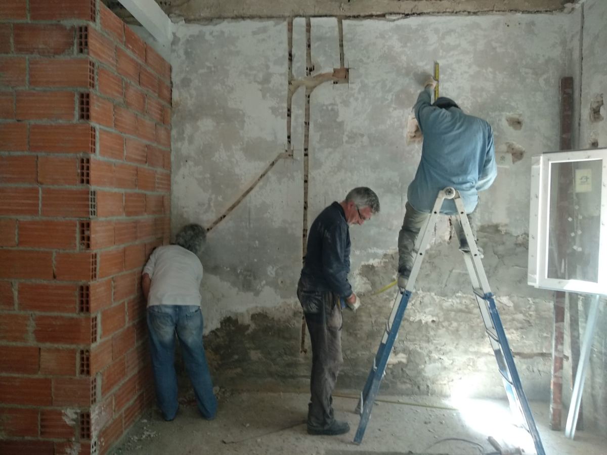 Habitación con regatas hechas en las paredes